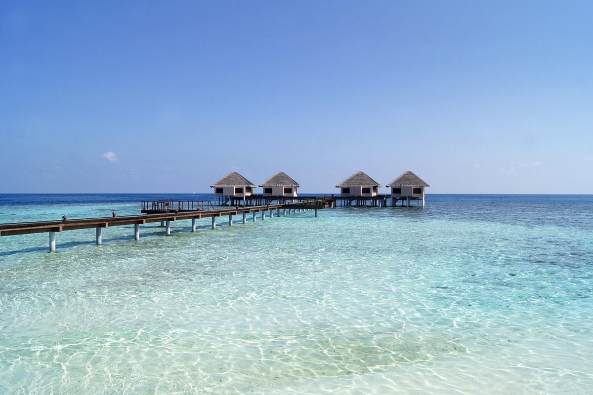 Las Islas Maldivas ofrecen villas sobre el agua, aguas cristalinas y playas que brillan con bioluminiscencia