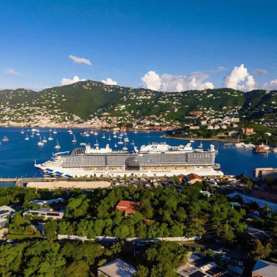 Barco de Princess Cruises navega por el Caribe y el Canal de Panamá.