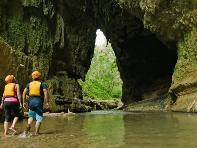 Explora Puerto Rico: montañas, playas y naturaleza en armonía con la cultura local.