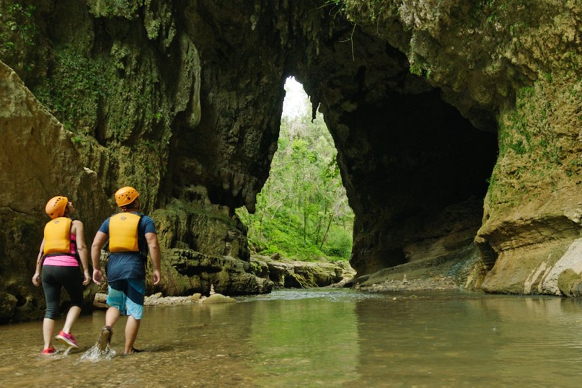 Explora Puerto Rico: montañas, playas y naturaleza en armonía con la cultura local.