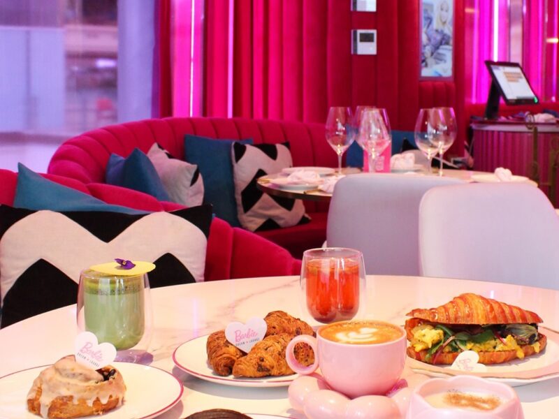Sumérgete en el mundo rosa de Barbie en el Barbie Dream Lounge de Monterrey, donde cada rincón invita a divertirse y tomarse fotos.