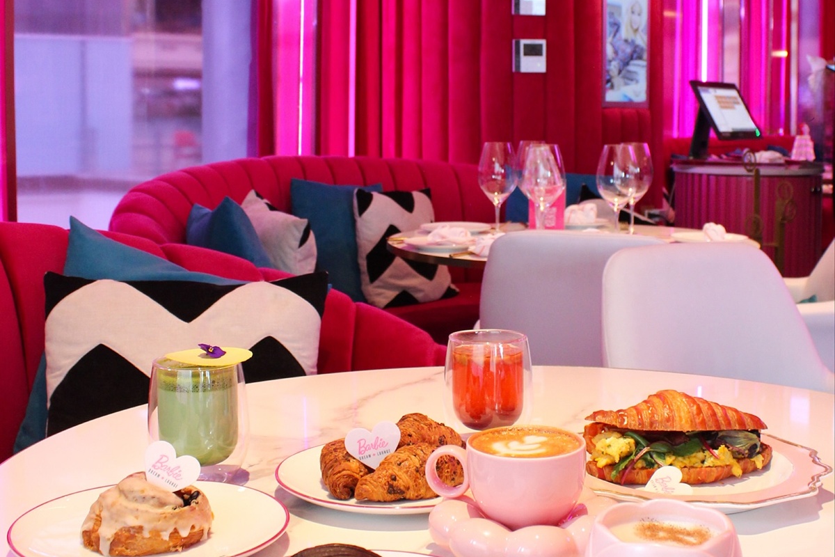 Sumérgete en el mundo rosa de Barbie en el Barbie Dream Lounge de Monterrey, donde cada rincón invita a divertirse y tomarse fotos.