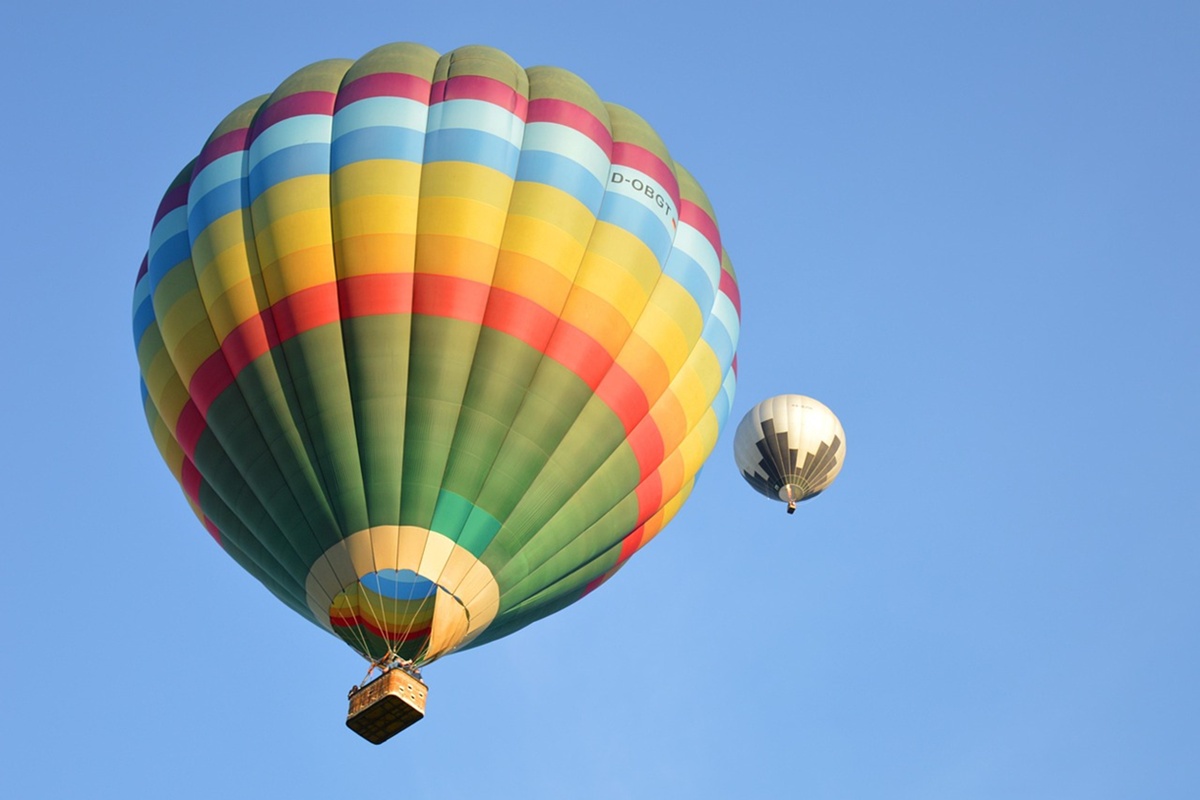Vive aventuras únicas: desde nadar con tiburones ballena hasta sobrevolar paisajes en globo.
