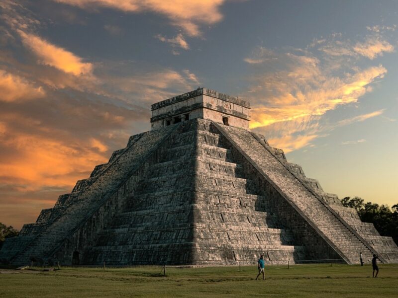 El Equinoccio en Chichén Itzá muestra la sombra de Kukulcán y la maestría astronómica maya.