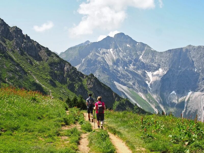 Recorrer senderos a pie permite descubrir paisajes únicos y conectar con la naturaleza.