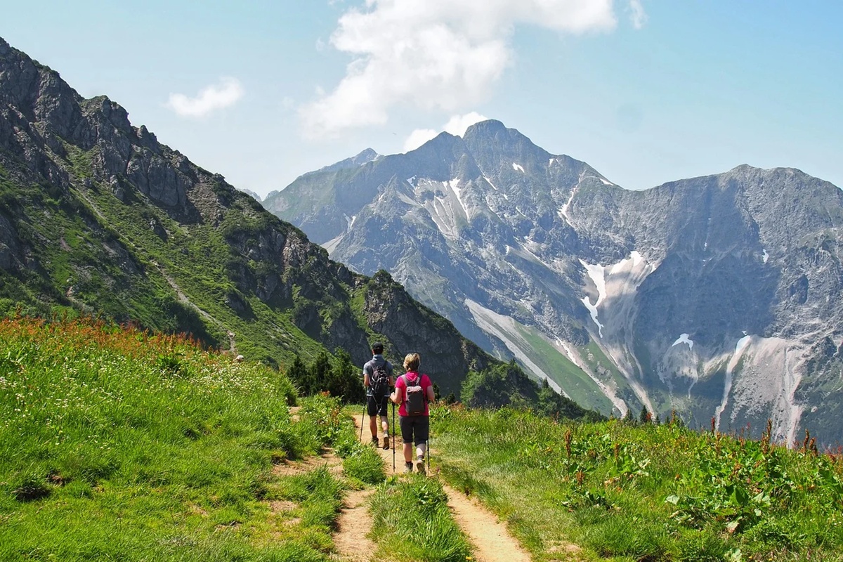 Recorrer senderos a pie permite descubrir paisajes únicos y conectar con la naturaleza.