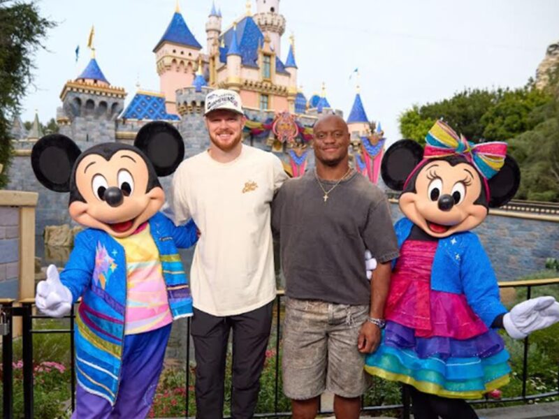 Kenneth Walker III y Sam Darnold celebran la victoria de los Seahawks en el Super Bowl LX en Disneyland Resort.