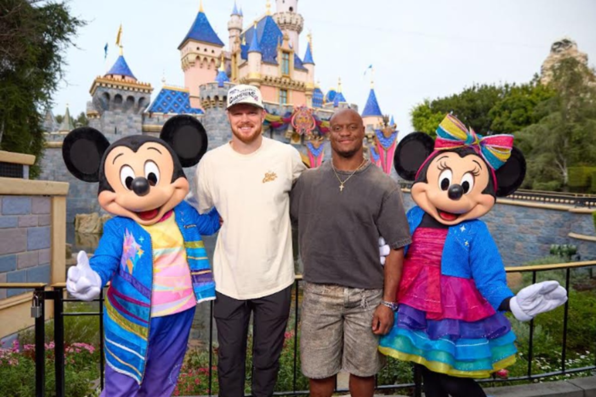Kenneth Walker III y Sam Darnold celebran la victoria de los Seahawks en el Super Bowl LX en Disneyland Resort.