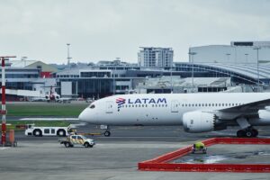 LATAM incorpora Wi-Fi en vuelos de largo alcance para mejorar la conectividad a bordo.