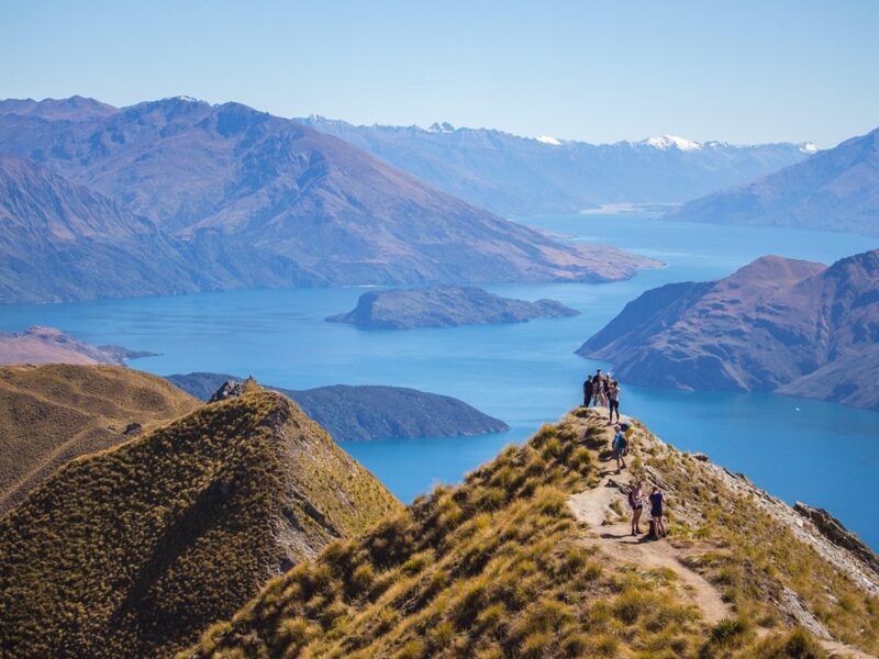 Nueva Zelanda combina fiordos, volcanes y cultura maorí en un destino de paisajes inolvidables.