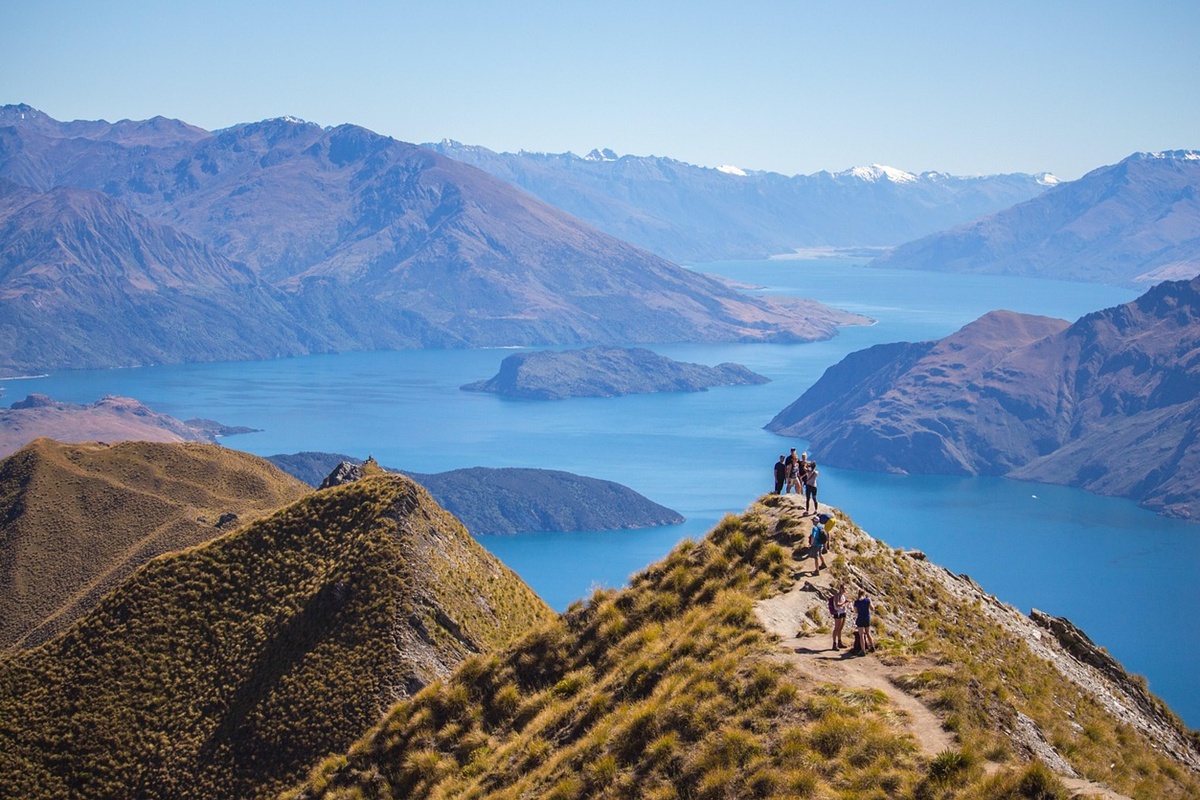 Nueva Zelanda combina fiordos, volcanes y cultura maorí en un destino de paisajes inolvidables.