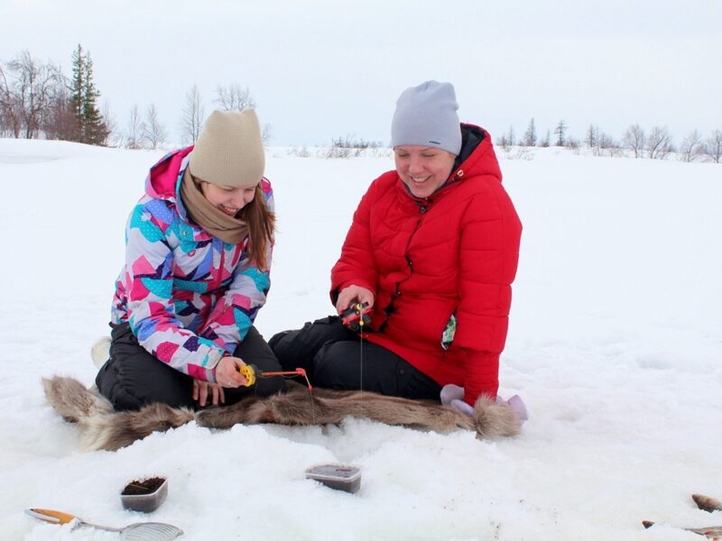 En Québec, la pesca sobre hielo permite atrapar peces usando solo un orificio en el lago y una caña sencilla.
