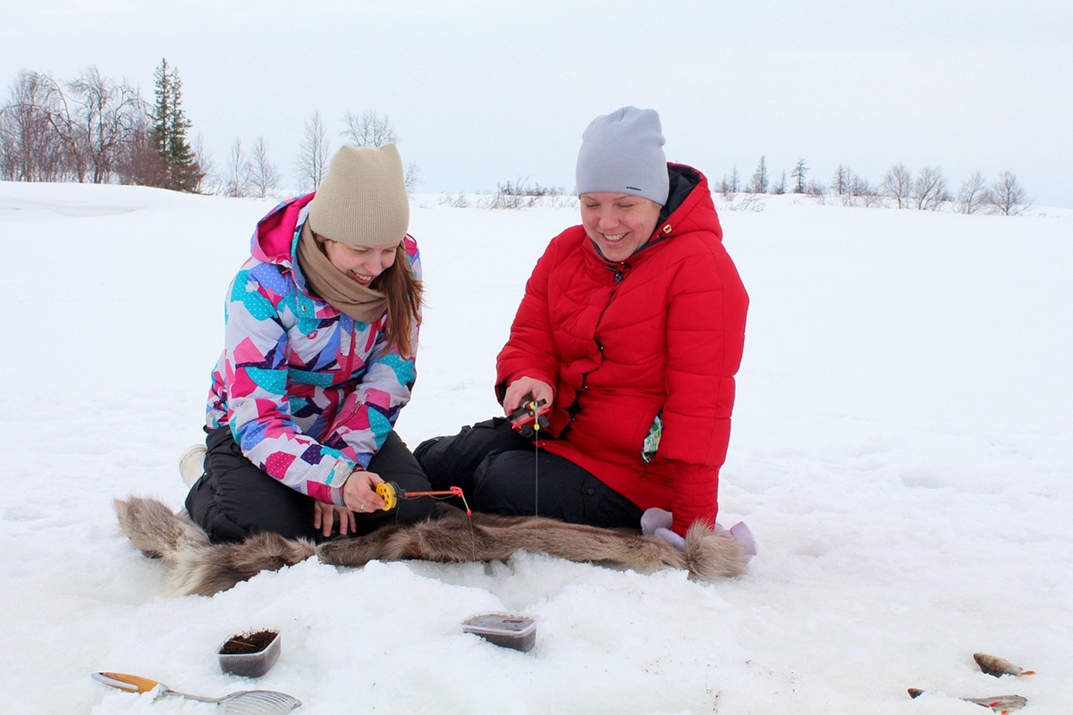 En Québec, la pesca sobre hielo permite atrapar peces usando solo un orificio en el lago y una caña sencilla.