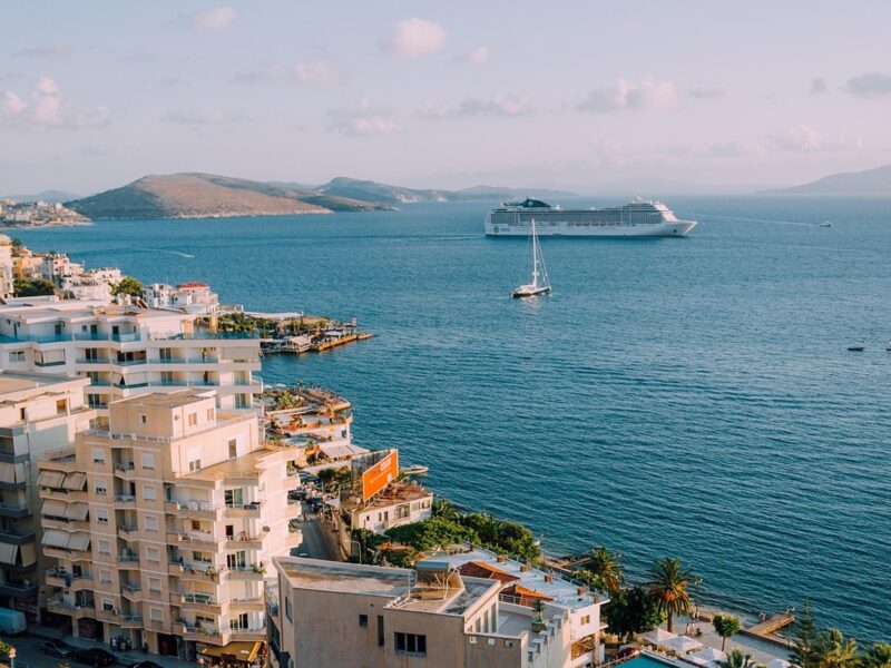 Albania, un destino europeo emergente, combina playas, montañas y cultura a precios accesibles.