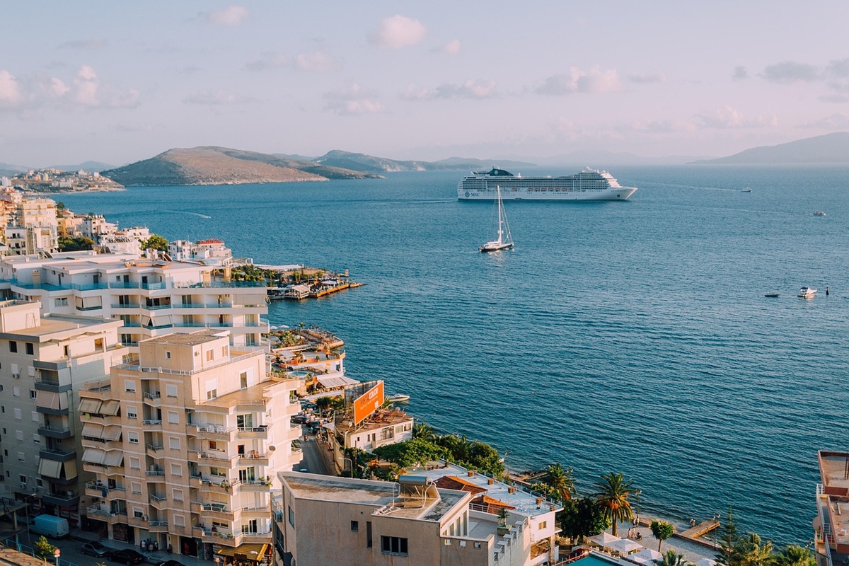 Albania, un destino europeo emergente, combina playas, montañas y cultura a precios accesibles.