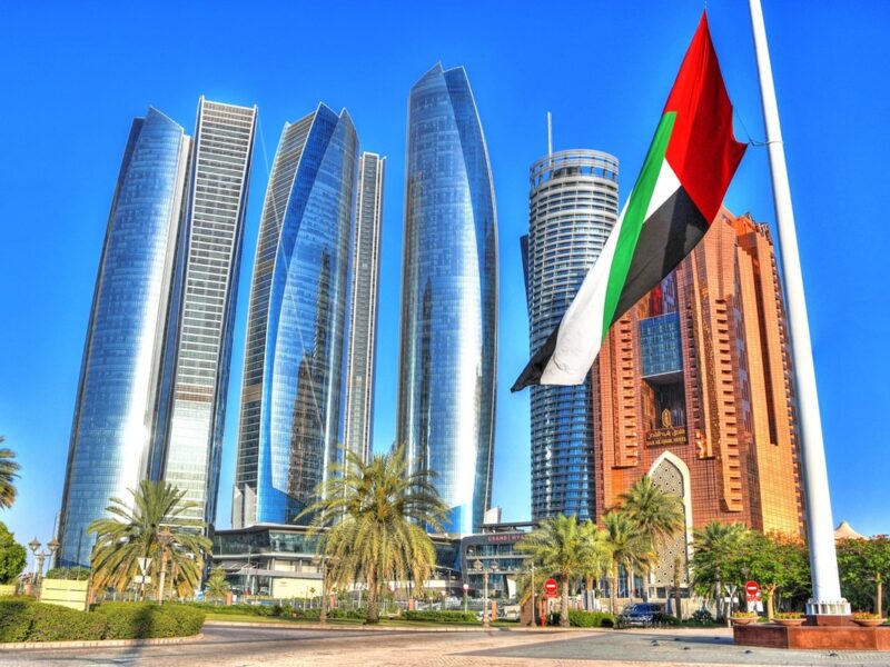 Turistas permanecen en un hotel debido a cambios en los vuelos y restricciones de viaje.