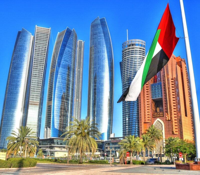 Turistas permanecen en un hotel debido a cambios en los vuelos y restricciones de viaje.