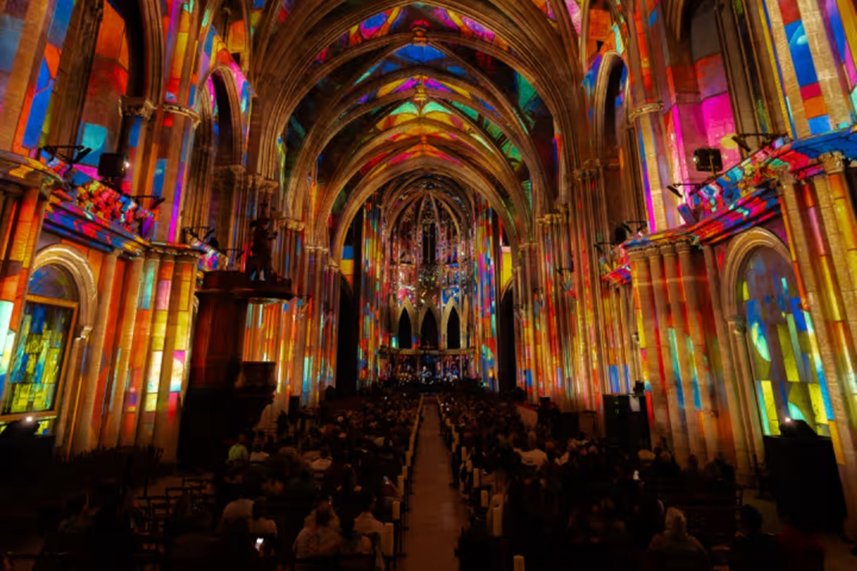 La Odisea Celeste transforma la Iglesia de Saint-Eustache en París con videomapping 360° y música en vivo.