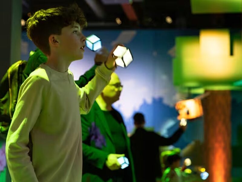 Fans de Minecraft exploran, construyen y enfrentan mobs en la experiencia interactiva de la CDMX.