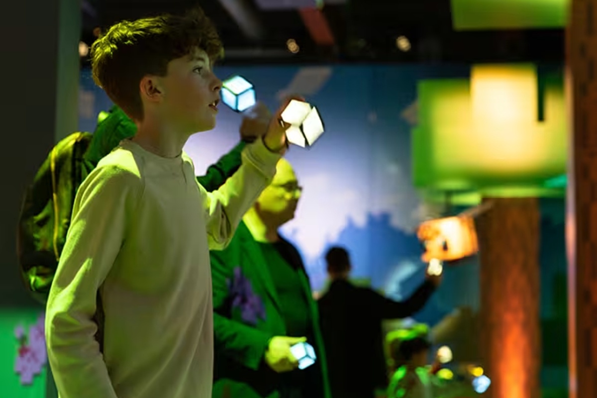 Fans de Minecraft exploran, construyen y enfrentan mobs en la experiencia interactiva de la CDMX.