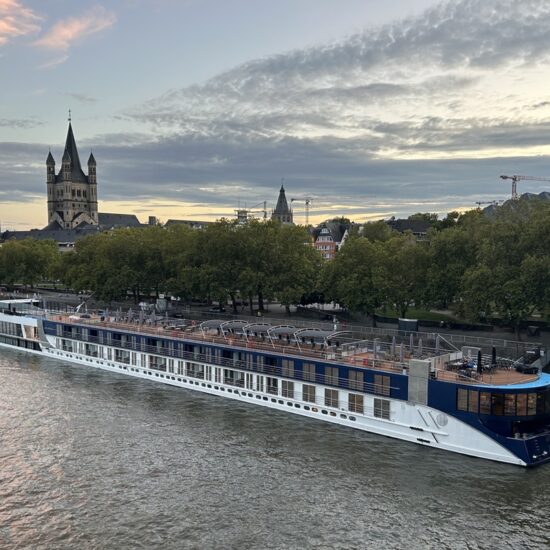 Experiencia culinaria a bordo que conecta a los viajeros con la cultura francesa.
