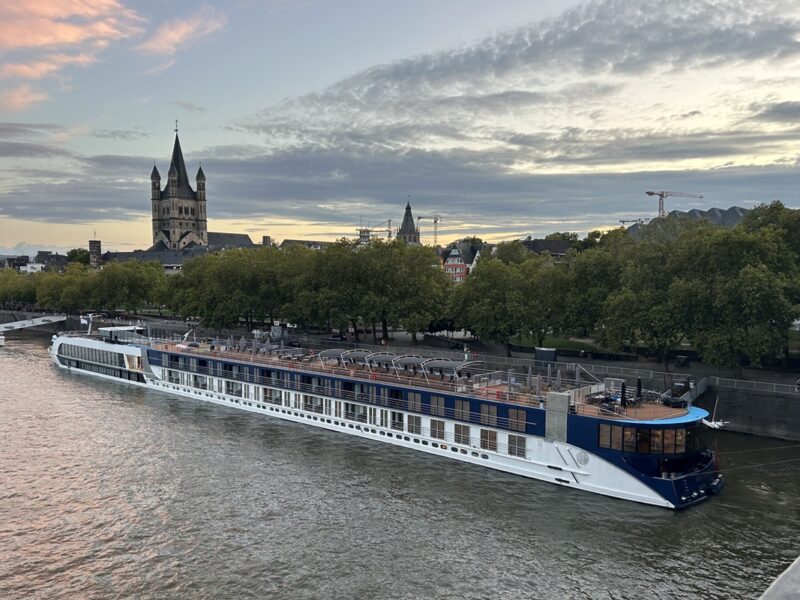 Experiencia culinaria a bordo que conecta a los viajeros con la cultura francesa.