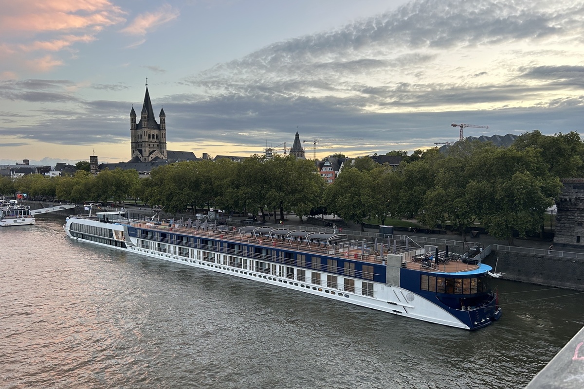 Experiencia culinaria a bordo que conecta a los viajeros con la cultura francesa.