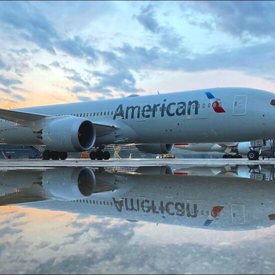 American Airlines lanza la ruta Caracas–Miami con servicio operado por Envoy.