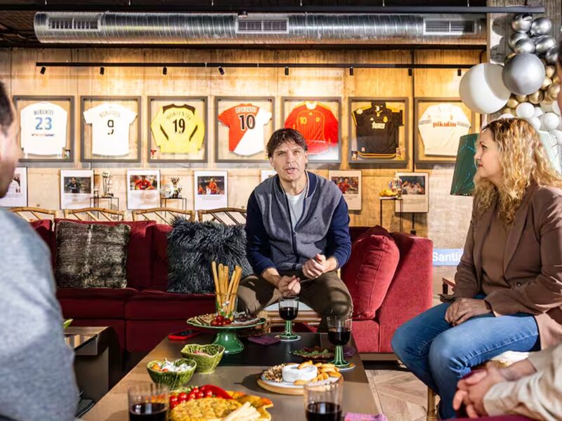 Airbnb conecta a los aficionados con figuras del fútbol y su cultura en España.