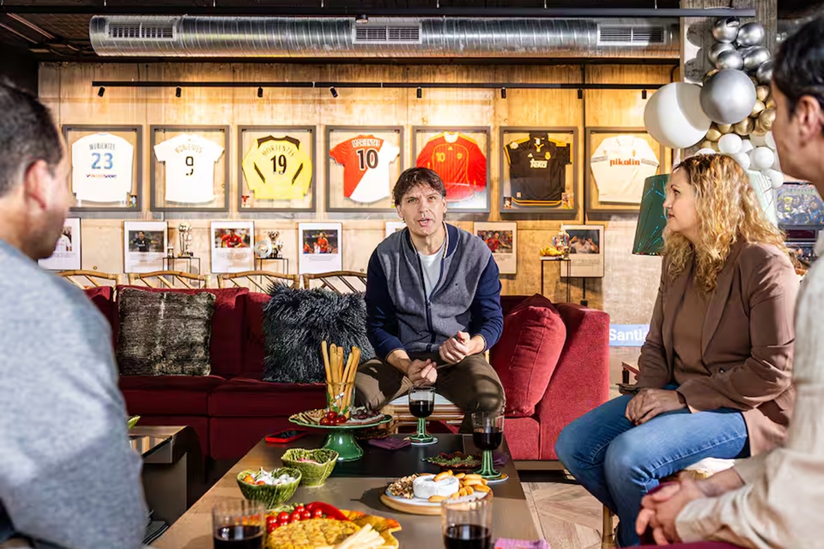 Airbnb conecta a los aficionados con figuras del fútbol y su cultura en España.