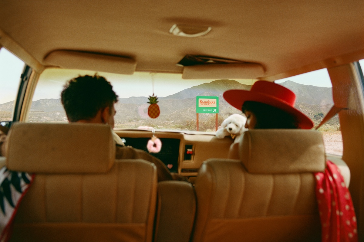 Fans de Sabrina Carpenter disfrutan de su mundo mágico en California.