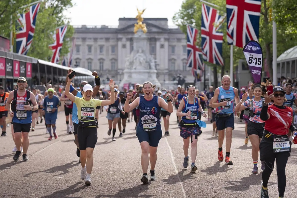 Más de 40 mil corredores participan en el Maratón de Londres.