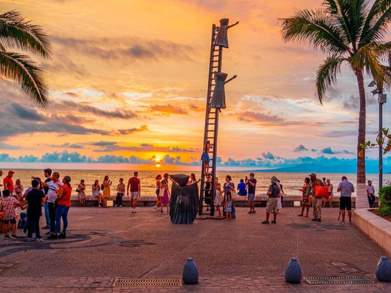 Turistas disfrutan de la playa en Puerto Vallarta durante Semana Santa.