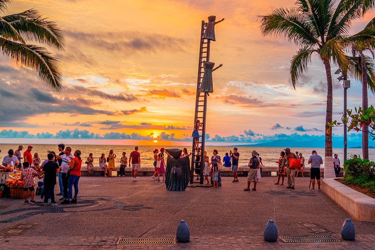 Turistas disfrutan de la playa en Puerto Vallarta durante Semana Santa.