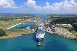 El Star Princess cruza por primera vez el Canal de Panamá.