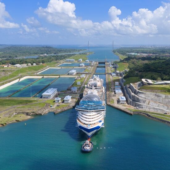El Star Princess cruza por primera vez el Canal de Panamá.