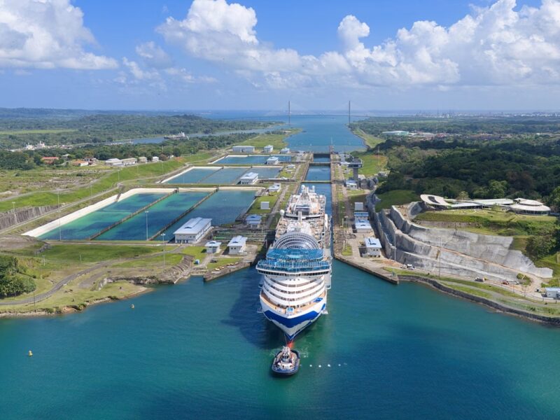 El Star Princess cruza por primera vez el Canal de Panamá.